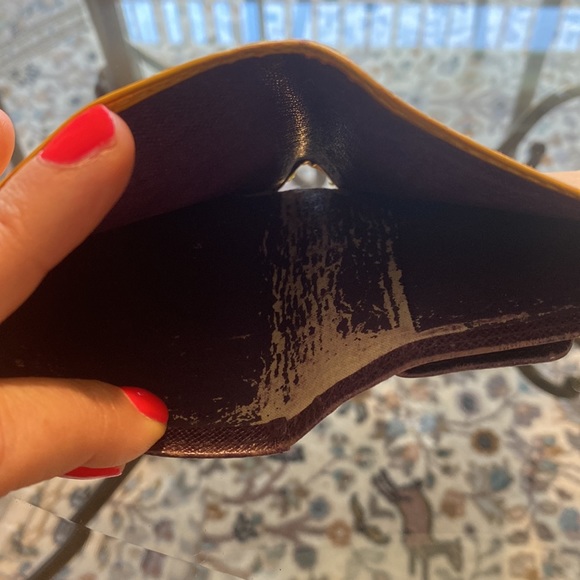 Authentic Louis Vuitton Epi bifold wallet - Picture 7 of 10